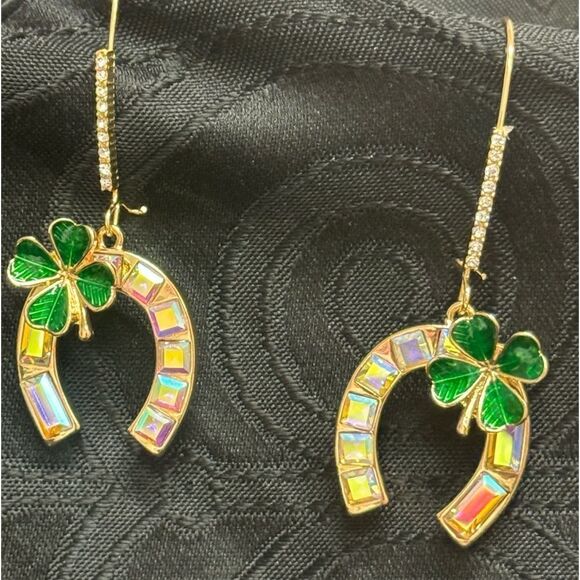 Betsey johnson  horseshoe  shamrock earrings - Picture 2 of 10